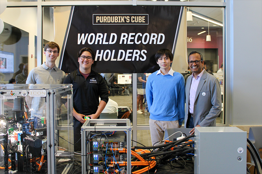 De gauche à droite : Matthew Patrohay, Aden Hurd, Junpei Ota et Milind Kulkarni, directeur Michael et
                                Katherine Birck, principal et professeur à la Elmore Family School of Electrical and Computer Engineering.